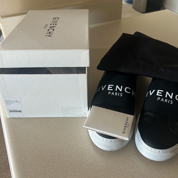 GIVENCHY PARIS URBAN STREET SNEAKERS WHITE/BLACK - Picture 6 of 15
